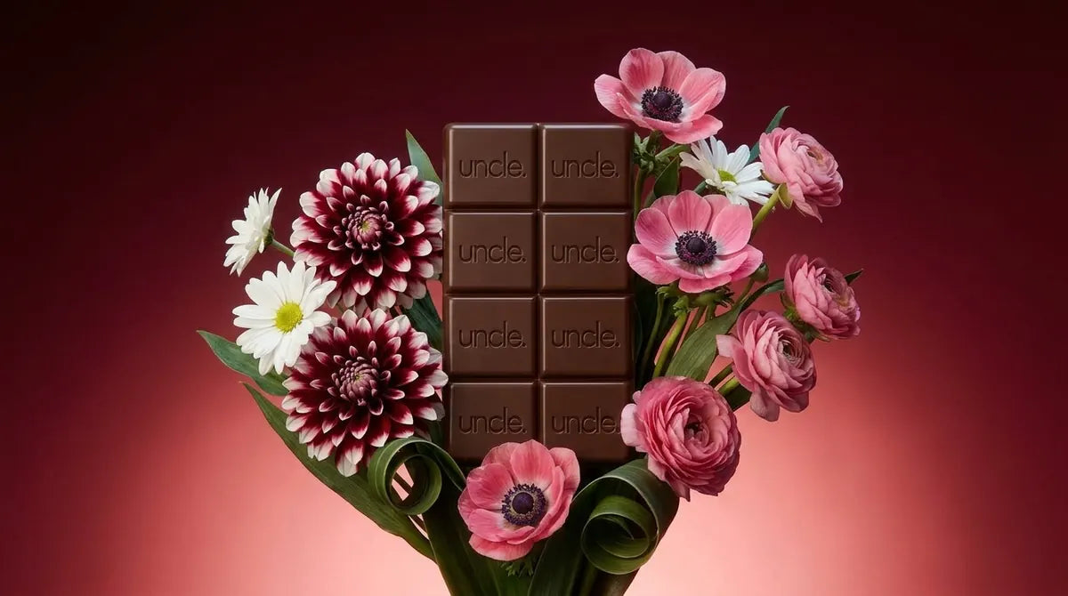 Tablette de chocolat UNCLE entourée de fleurs